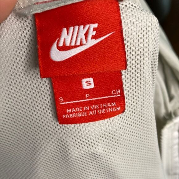 NIKE WOMENS SPORTSWEAR WINDRUNNER WOVEN HOODED JACKET 883495 133 - Picture 14 of 16